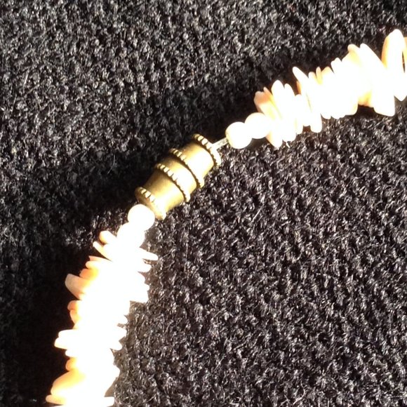 VINTAGE Light Pink Shell Necklace - Picture 3 of 3